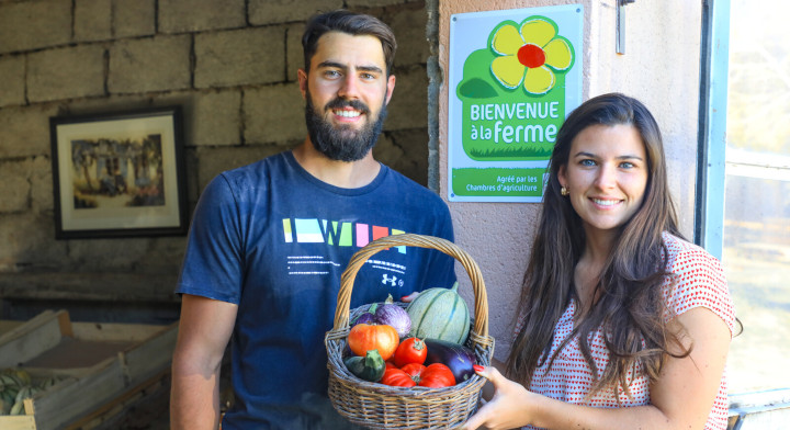 Couple d'agriculteurs Bienvenue à la ferme