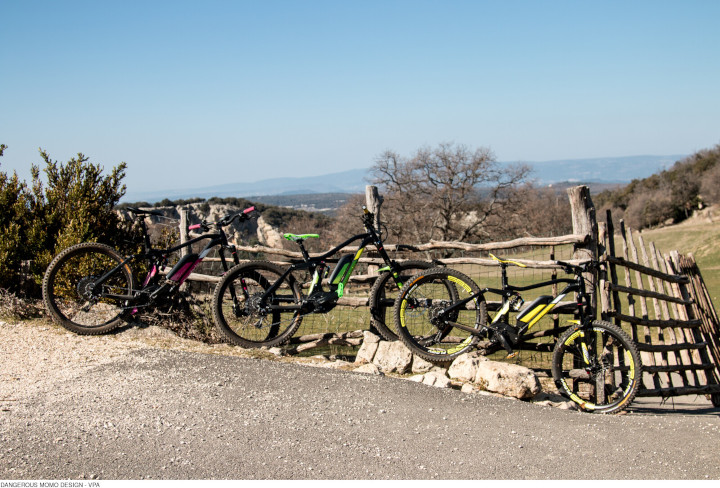 Des VTT électriques en pleine campagne