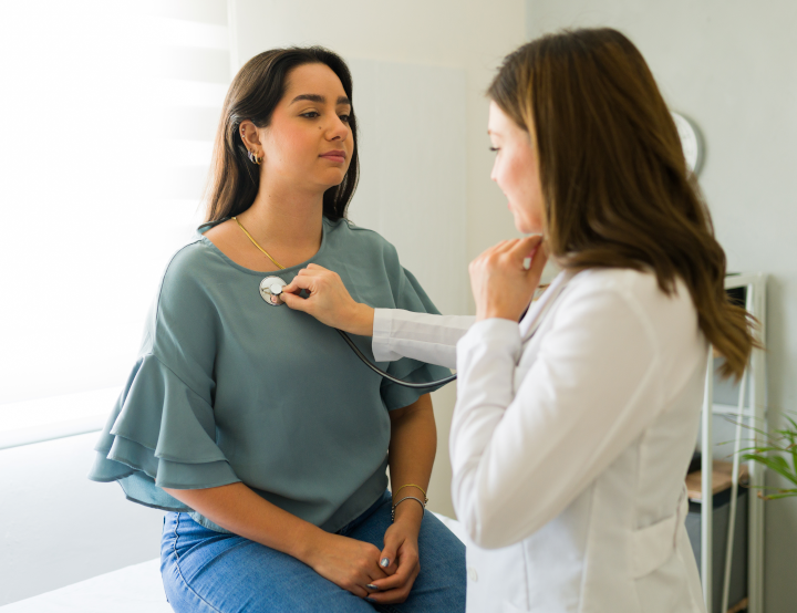 Médecin ausculte une patiente@AdobeStock