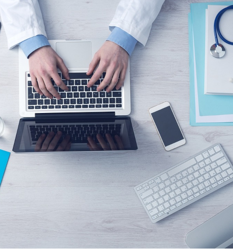 Médecin à son bureau, avec son ordinateur@Pixabay