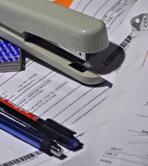 Agrafeuse et papiers administratifs -@Pixabay