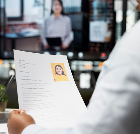 Recruteur examinant un CV  © Freepik / DC Studio